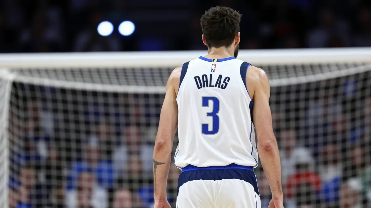 Dallas Mavericks waive veteran center Dwight Powell after preseason